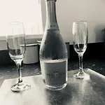 Ocean View Apartment - Swansea Marina